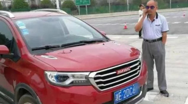 75岁大爷无证驾驶,被交警拦下,车上一张纸让交