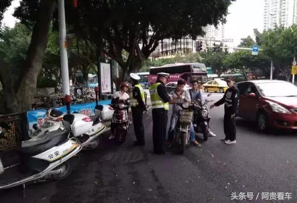 男子骑超标电动车,小车驾照被扣12分!还敢任性