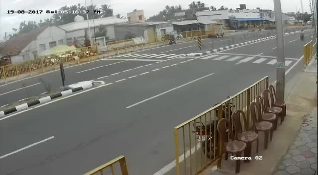 男子骑摩托车横穿马路 被小轿车撞飞 - 新闻详