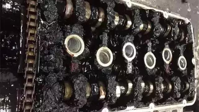 发动机里的油泥要不要清洗?