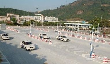 学车女性学员科目二练车考试,怎样才能不紧张