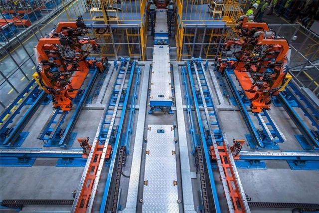 华晨中华智能制造工厂:中国汽车工业智能化的