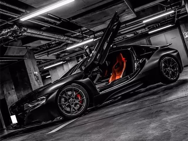 宝马i8改成黑武士之后有了跑车的样子,妹子看