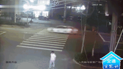 惨不忍睹……撞飞的,翻滚在车前的行人触目惊心的事故现场1.