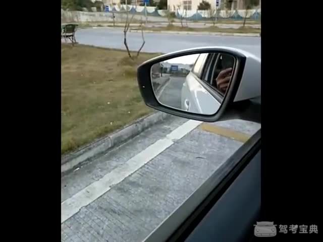 科目二右倒车入库挂科率较高,教练车内讲解看