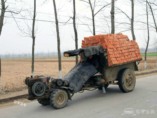 在农村长大的都知道,小时候见到拉砖的车基本都是这样的,同样是拉砖的