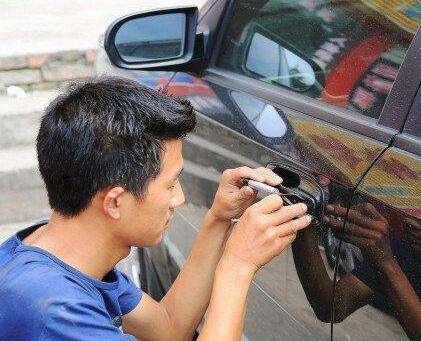 车钥匙不小心锁到车里了怎么办?4招应急办法