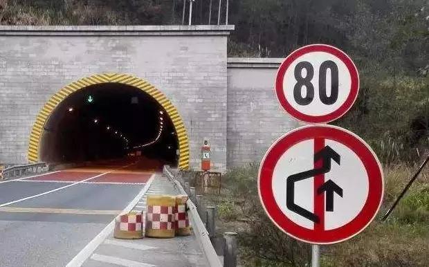 一般在进入隧道之前,都会看到这样的警示牌:限速和禁止变道.