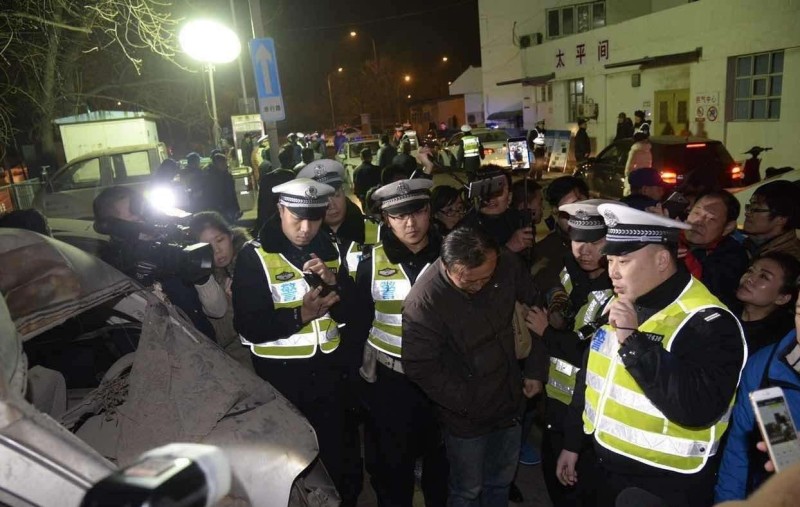 男子醉驾开车被查,全家人下车阻拦交警,最后一