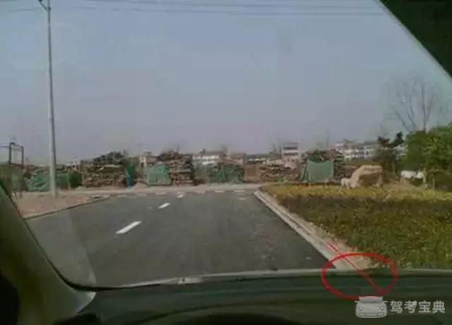 3,右方靠边停车 当右雨刮器结点和路边重合时,方向稍向左拉,就可以
