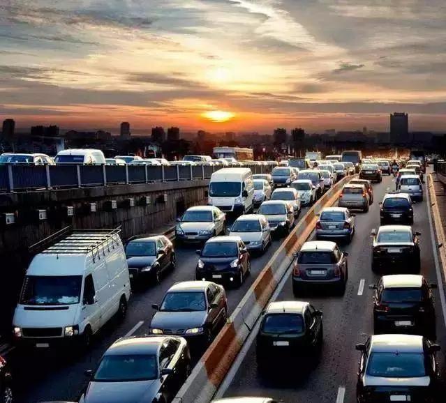 只不过现如今国内道路拥堵情况严重,车速很可能达不到最低限速标准