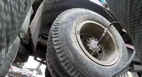 过年开车要加倍小心,大货车到底多危险,看面包