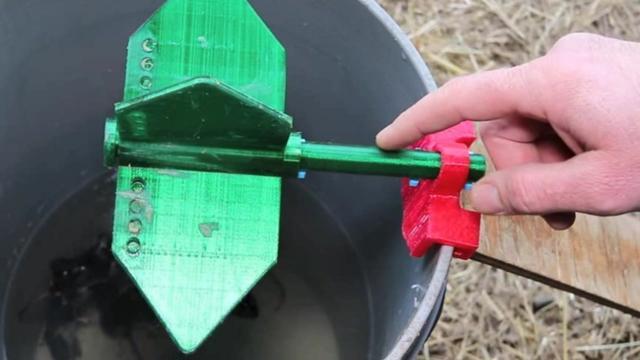 农民用大水桶自制捕鼠陷阱,老鼠上来就会掉进