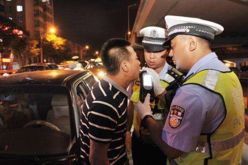 开车必须滴酒不沾吗?部分国家少量饮酒可驾车