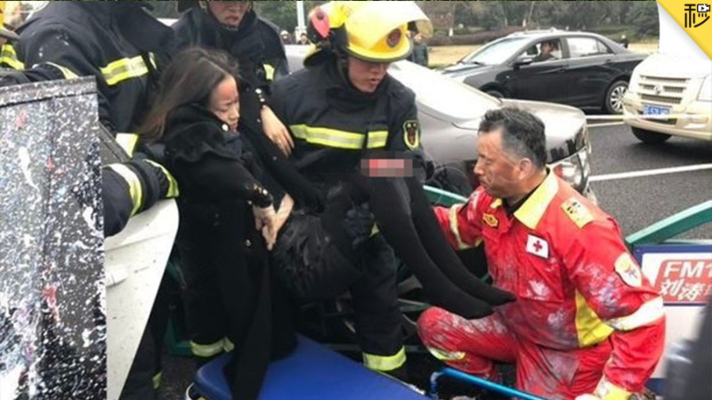 奥迪女司机路口超速酿大祸 事故原因让人胆寒