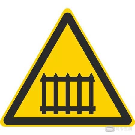 遇到铁道路口怎么办?别慌张,典典给你指路