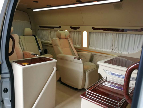 2018最新款丰田海狮豪华面包车多少钱蓝牌6座