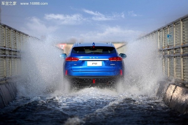 明目张胆的超速到爆表!WEY P8场地试驾