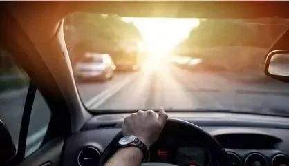 迎着刺眼的光线开车要注意哪些事情?保护好眼睛更保护