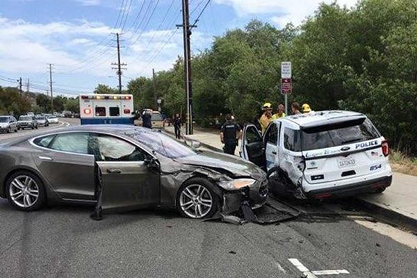 特斯拉撞警车:自动辅助驾驶系统失灵? 特斯拉撞警车:自动辅助驾驶系统失灵?