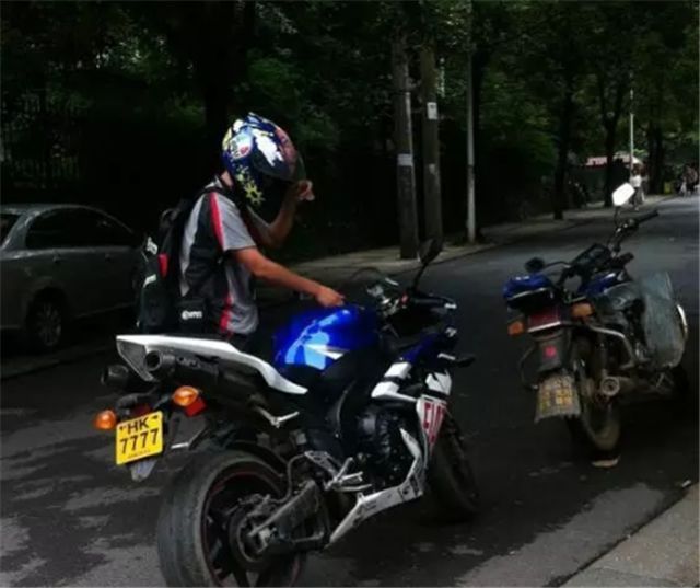 宝马、保时捷、兰博基尼当快递车,快递小哥都这么有钱吗?