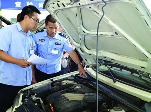 4S店买车,就要收2000左右的上牌费,自己去办真