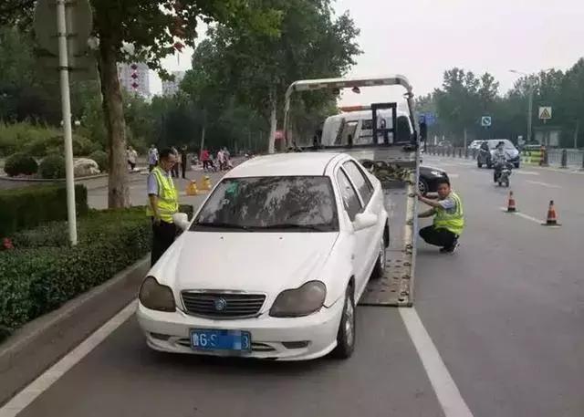 面对违停!皮卡司机撞开的不是SUV,而是道德底