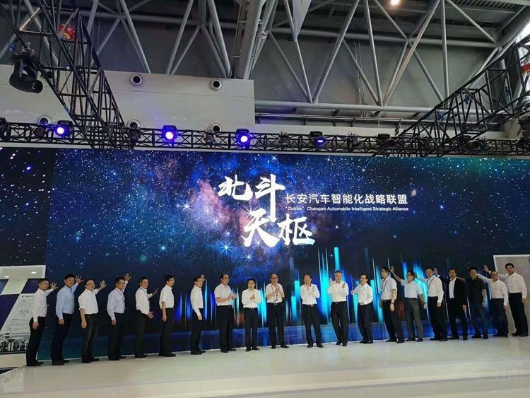 环比增长近五成,长安汽车智能化、新能源战略开始显效