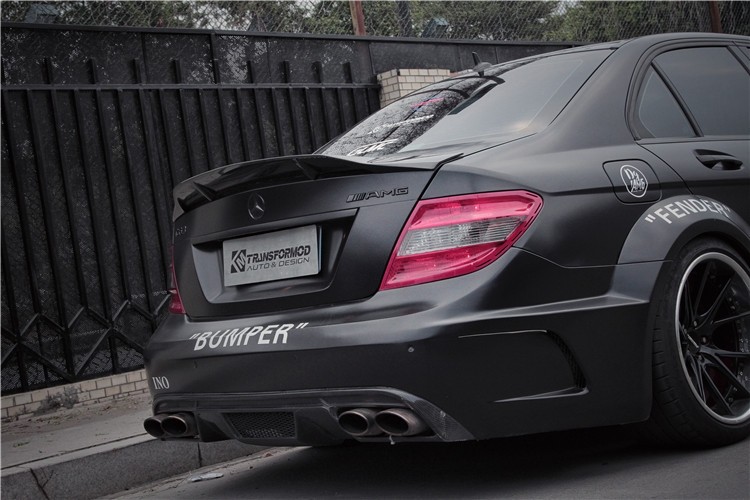 各种联名包包鞋子都弱爆了!潮牌联名的黑武士