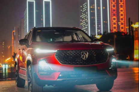 颜值甩H6十条街,内饰配三块液晶屏,动力超一流