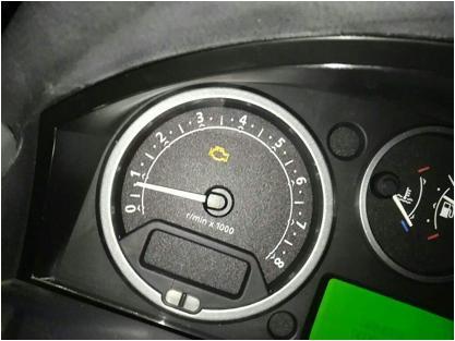 行车路上如果发动机故障灯突然亮起!我们应该