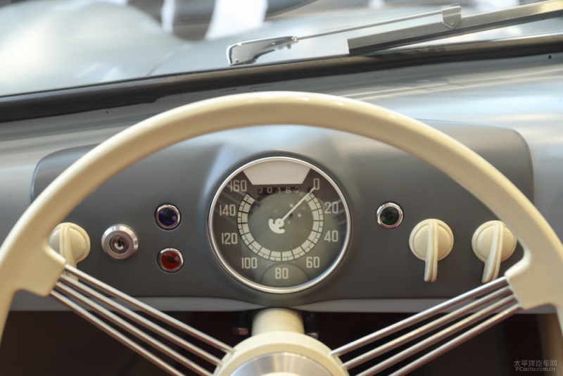 70年再相聚 实拍保时捷356与mission e
