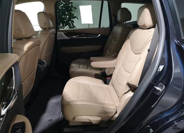 国产凯迪拉克xt6到店实拍!6座布局大空间,买宝马x5不如买它