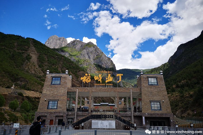 正当我们庆幸自己能够喘气儿来到山顶之后,景区门顶上四个"稻城亚丁"