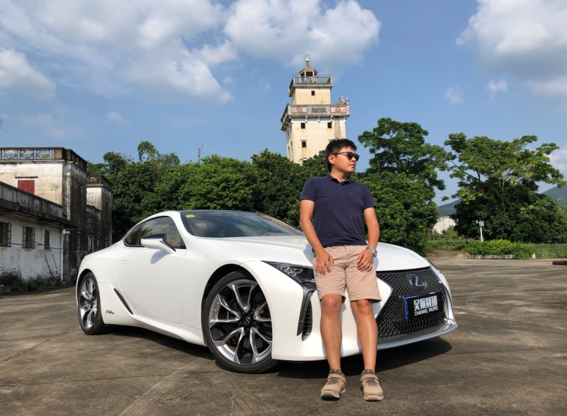 105车评—穿短裤开跑车,有钱人的枯燥生活是什么样的?