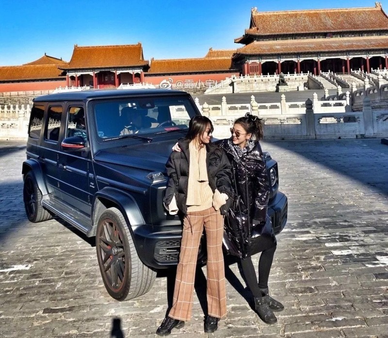 1月17日,微博用户@露小宝ll 晒出了两名女子与一台奔驰g63在故宫