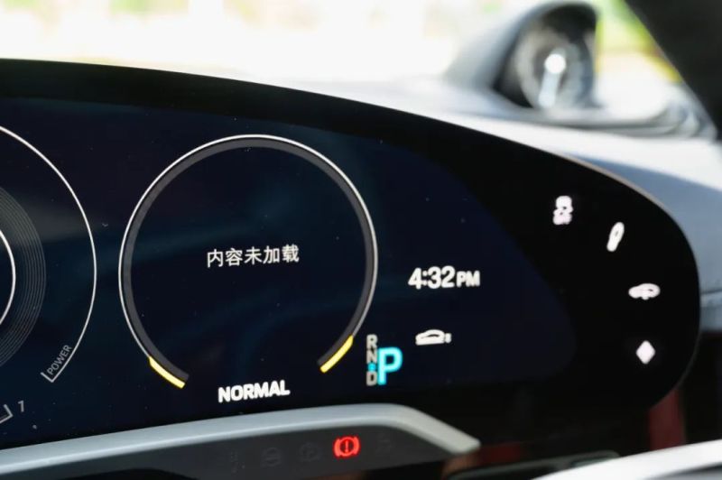 深度试驾taycan turbo 仪表盘两侧边缘带为触控带,左边为灯光控制