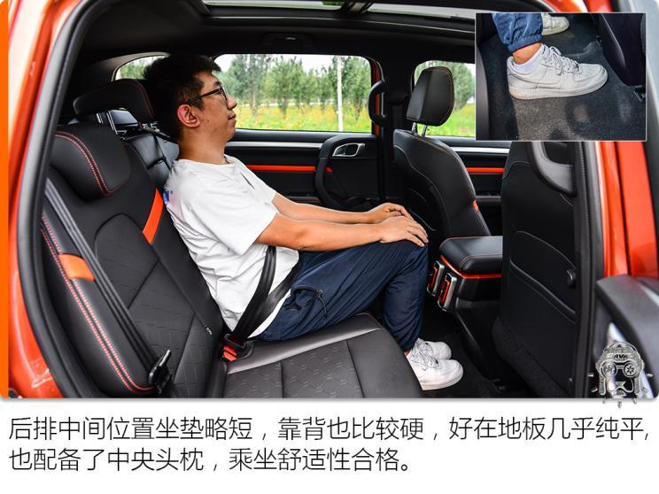 哈弗大狗的空间表现值得肯定,尤其头部空间,前排一拳四指,后排两拳,让