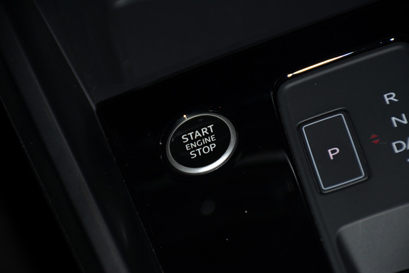 奥迪a3 sportback配备有无钥匙一键启停,车身动态稳定控制,发动机自动