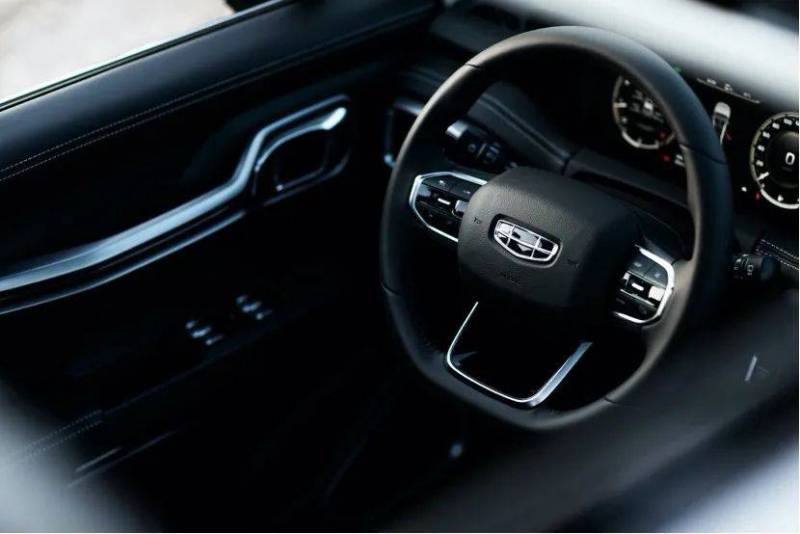 吉利豪越真7座suv,春节全家出行更轻松