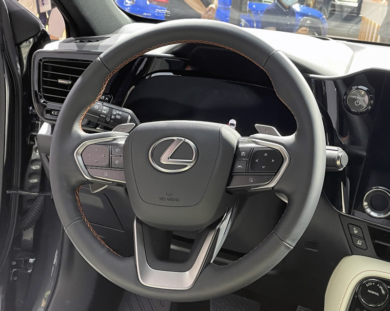 终于可以插电加速也快多了雷克萨斯nx400h实拍