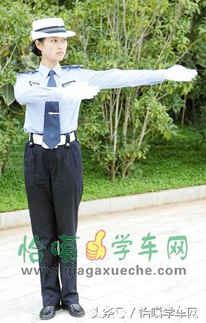 交警解读:这一手势是由原来的"直行信号"与"直行快速通行信号"合并而