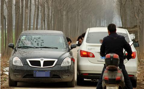 路上开车行驶时,如何判断车轮位置?驾校一般都