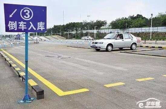 科目二考场遇到突发情况，学员该如何冷静应对？