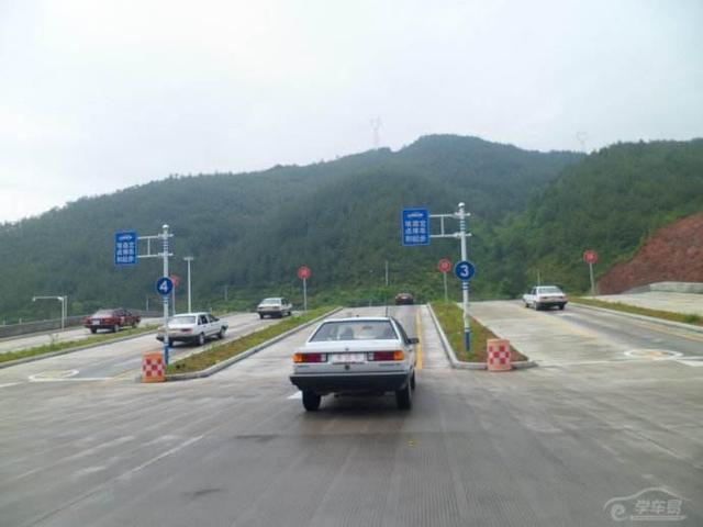 科目二考场遇到突发情况，学员该如何冷静应对？