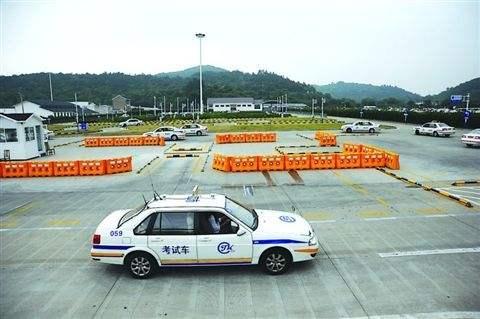 科目二都考什么?难不难?有几次补考机会?