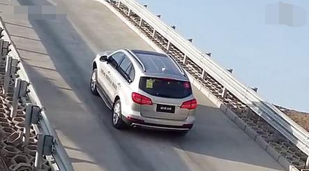 自动档上坡后溜应该怎么做，坡度较大又应该注意点什么？