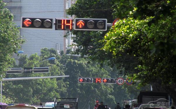 应该怎么做 等红灯的时候应该切换到1挡,或者挂空挡,等绿灯了在挂1挡