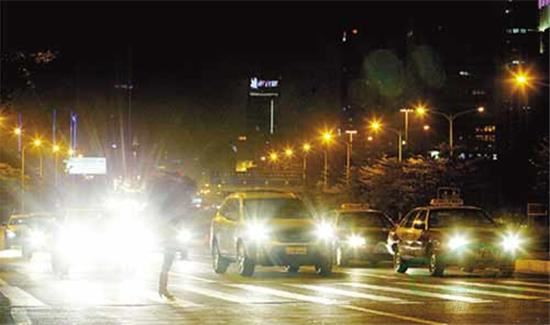 滥用远光灯害人害己 请合理使用灯光