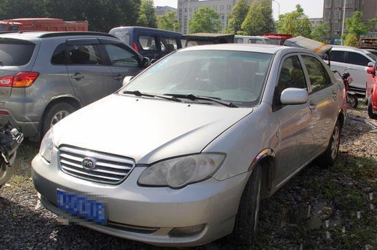 常德最牛违章小车终落网 系无过户车